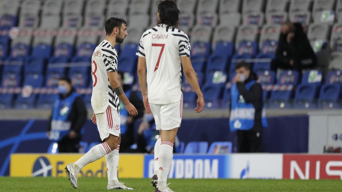 Bruno Fernandes dan Edinson Cavani tertunduk lesu usai MU kalah dari Istanbul Basaksehir di matchday ketiga Liga Champions 2020/2021. (Foto: AP)