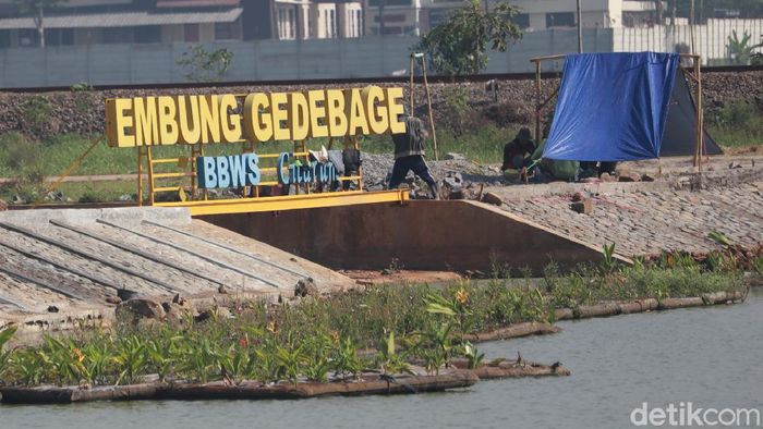 Foto: Saat Masjid Jadi Tempat Mancing Ikan - Foto 7