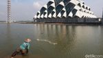 Foto: Saat Masjid Jadi Tempat Mancing Ikan