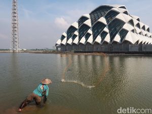 Foto: Saat Masjid Jadi Tempat Mancing Ikan