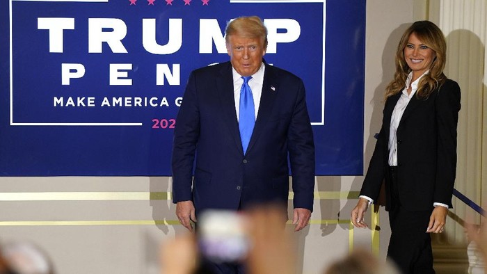 President Donald Trump arrives with first lady Melania Trump to speak in the East Room of the White House, early Wednesday, Nov. 4, 2020, in Washington. (AP Photo/Evan Vucci)