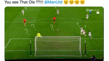 Pertahanan MU terlihat kebingungan seperti amatir menghadapi serangan lawan semalam. Foto: Internet