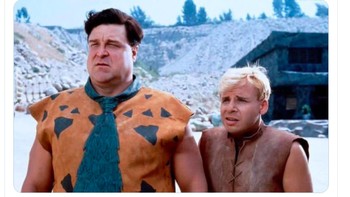 Maguire dan Shaw terbengong bengong menghadapi lawan.  Foto: Internet