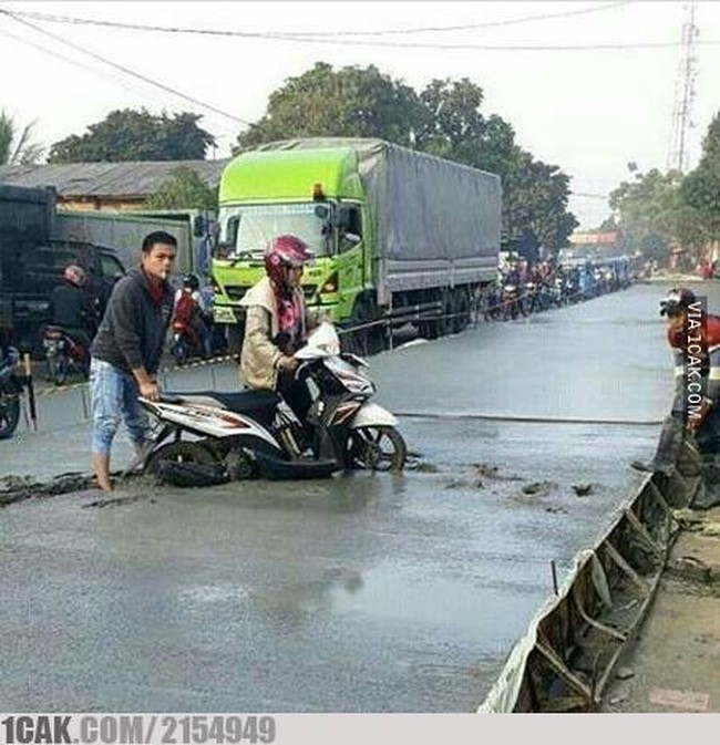 Nakal sih udah dibilangin jangan lewat tapi tetep maksain lewat. Alhasil jadi gini deh.. Foto: 1cak.com