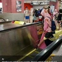 Bahaya banget nih kalau sampai mesinnya nggak mau mati terus si ibunya ikutan ketarik. Makanya hati-hati ya bun kalau naik eskalator. Foto: Instagram/@humorsantuy