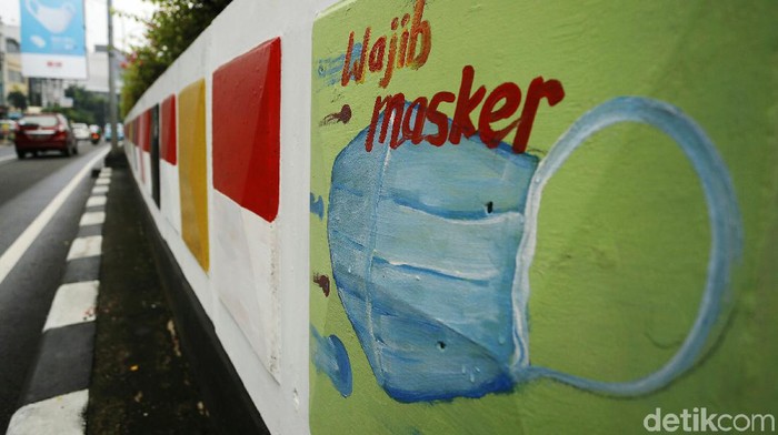 Mural Melawan COVID-19 Hiasi Underpass Arteri Pondok Indah Mural berisi imbauan untuk menerapkan protokol kesehatan menghiasi dindin underpass Arteri Pondok Indah, Jakarta Selatan, Kamis (5/11/2020).