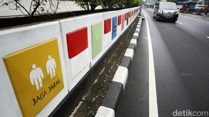 Mural berisi imbauan untuk menerapkan protokol kesehatan menghiasi dindin underpass Arteri Pondok Indah, Jakarta Selatan, Kamis (5/11/2020).