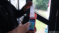 Kini jika kita ingin naik TMB atau Bandros, kita bisa menggunakan aplikasi seperti OVO dan lainnya. Untuk membayar tiket, kita tinggal menscan barcode yang disediakan oleh petugas yang ada di TMB dan Bandros.
