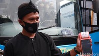 Meski sudah ada sarana untuk melakukan transaksi non tunai, transaksi tunai masih ada dan Dishub Kota Bandung akan terus lakukan sosialisasi agar warga bisa melakukan transaksi non tunai tersebut.
