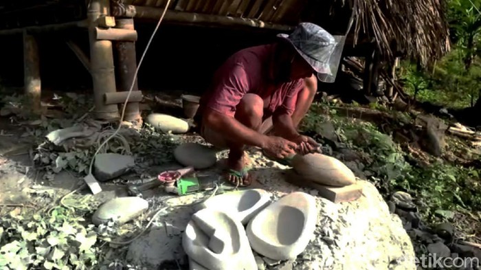 Nganggur Imbas Corona, Warga Sukabumi Ini Bikin Cobek Bernilai Seni Menganggur imbas Corona, seorang warga Kampung Cisalak, Sukabumi ini banting setir menyulap batu biasa menjadi ulekan atau cobek bernilai seni.