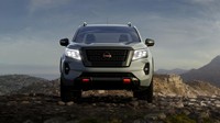 Nissan Navara kini menampilkan gril interlock besar. Ini terdiri dari tiga batang jaring yang sebagian dikelilingi oleh bingkai krom, dengan nama Navara dipilih dengan huruf cetak di bagian atas. Foto: Dok. Nissan