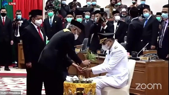 Nova Iriansyah dipeusijuek oleh Wali Nanggroe Malik Mahmud, Nova Iriansyah dilantik jadi gubernur aceh, nova iriansyah