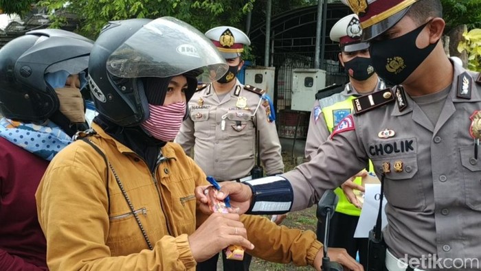 Dalam Operasi Zebra Semeru 2020 di Pacitan, polisi memberikan hadiah kepada pengguna jalan yang disiplin. Sedangkan bagi yang melanggar, mereka diimbau secara persuasif.