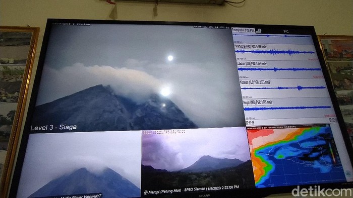Pantauan aktivitas Gunung Merapi dari Kantor BPBD Kabupaten Magelang, Kamis (5/11/2020). BPPTKG meningkatkan status Gunung Merapi menjadi siaga per hari ini.