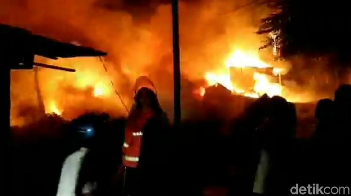 Pasar Loak Karangketug, Kota Pasuruan, terbakar
