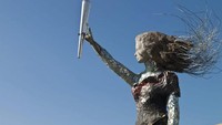 Patung indah yang ia beri nama The Lady of the World. berbentuk seperti gadis cilik yang memegang obor. Patung ini dibangun dari puing-puing sisa ledakan di rumah korban. (dok. Hayat Nazer)