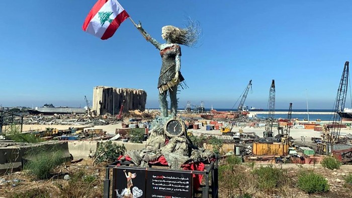 Patung dari sisa-sisa Ledakan Beirut