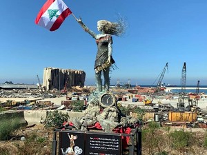 Seniman Ini Bikin Patung Indah dari Sisa-sisa Ledakan Beirut