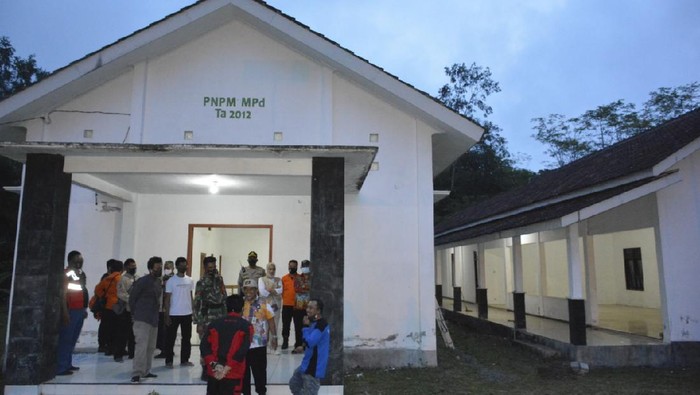 Pemkab Sleman meninjau barak pengungsian di Balai Desa Glagaharjo, Kamis (5/11/2020).
