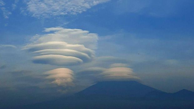 Penampakan awan bertopi di Gunung Sumbing, Temanggung, Kamis (5/11/2020)