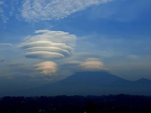 Fenomena Awan Bertopi Juga Terjadi di Gunung Sumbing