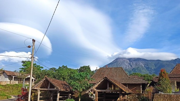 Penampakan Gunung Merapi bertopi dari KRB Balerante di Klaten, Kamis (5/11/2020).