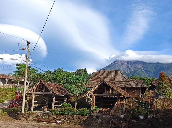 Penampakan Gunung Merapi bertopi dari KRB Balerante di Klaten, Kamis (5/11/2020).