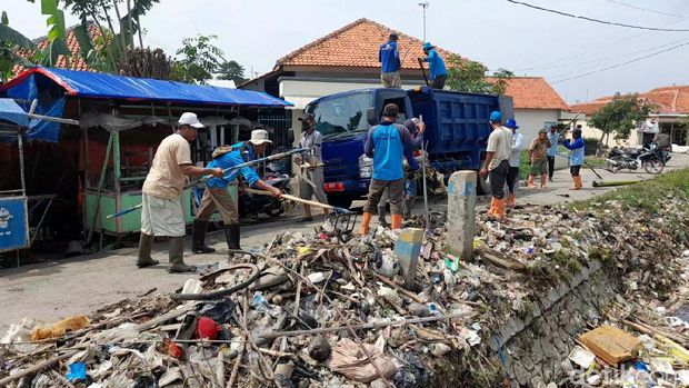 Penampakan saluran irigasi yang penuh sampah hingga bangkai di Brebes. Foto diambil Kamis (5/11/2020).