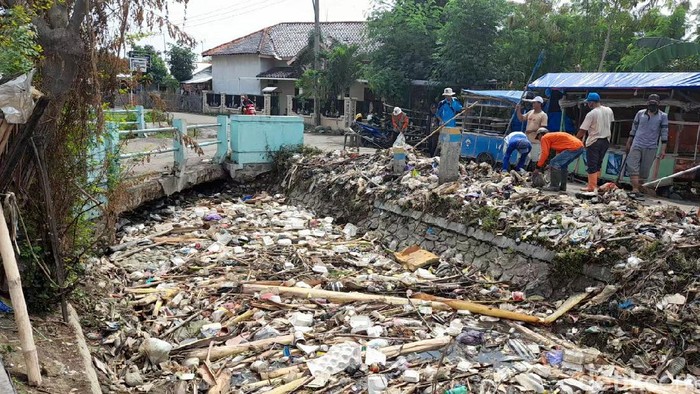 Penampakan saluran irigasi yang penuh sampah hingga bangkai di Brebes. Foto diambil Kamis (5/11/2020).