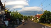 Fenomena awan berbentuk seperti topi terlihat dari kawasan Tawangmangu, Karanganyar, Jawa Tengah, Kamis (5/11/2020).