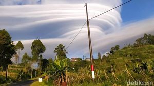 Penampakan Topi Awan di Gunung Lawu Pagi Tadi