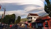 Awan yang nampak seperti topi tersebut merupakan awan Lenticularis.