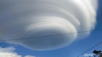 Awan Lentikular menandakan terjadi angin kencang yang berputar-putar di wilayah gunung. Fenomena ini sudah biasa terjadi meskipun frekuensinya jarang.