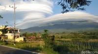 Fenomena awan berbentuk seperti topi terjadi di sekitar Gunung Lawu, Kamis (5/11/2020).