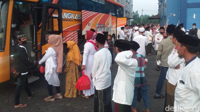 Ratusan pengungsi Syiah di Rusunawa Puspa Agro, Kecamatan Taman, Sidoarjo kembali ke kampung halaman di Sampang-Madura. Di sana, mereka dibaiat menjadi Suni.