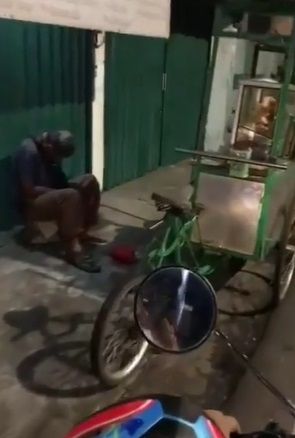 Penjual Bakso Jualan Sampai Malam