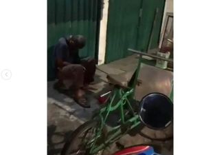 Hiks! Penjual Bakso Ini Jualan Malam-malam sampai Ketiduran