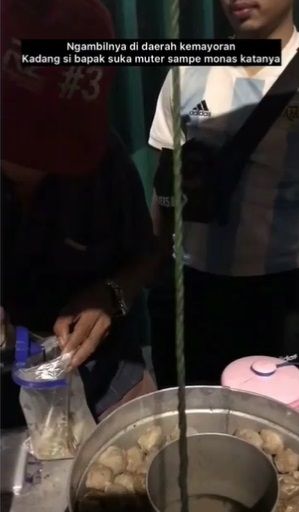 Penjual Bakso Jualan Sampai Malam