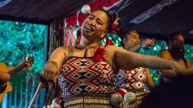 Perempuan Suku Maori bertato di dagu