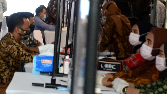 Seorang nasabah menandatangani akad kredit dan perjanjian jual beli rumah pada salah satu kantor cabang BTN di Bogor, Jawa Barat. Seiring dengan berlakunya adaptasi baru atau New Normal, penjualan rumah mulai membaik sehingga mendongkrak Indeks Harga Rumah. Hasil riset Housing Finance Center Bank BTN menunjukkan pada triwulan III 2020 pertumbuhan House Price Indeks sebesar 4,29%  lebih tinggi dari 
triwulan II 2020 yang sebesar 3,93%. Rumah tipe 36 memiliki pertumbuhan harga tertinggi sebesar 4,52% (yoy) menandakan permintaan rumah tipe 36 tersebut masih tinggi hampir di seluruh wilayah Indonesia.