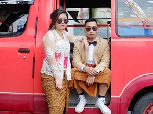 Ide Foto Prewedding Unik, Foto di Angkot Pakai Jas dan Kebaya