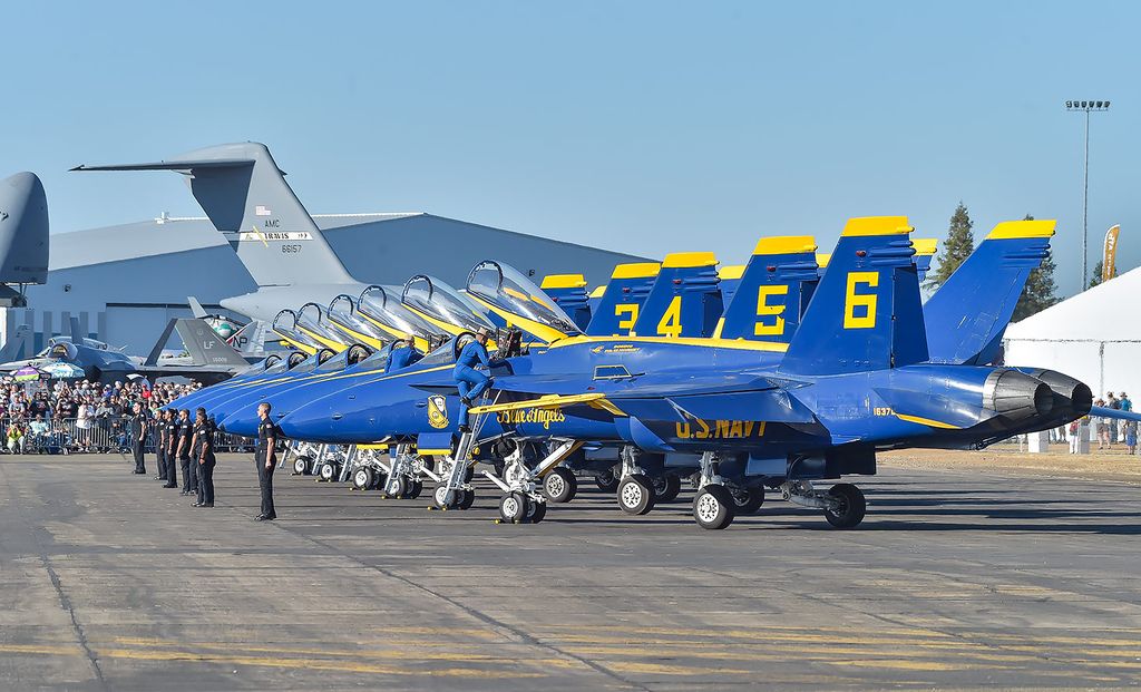 Pesawat F/A-18 Hornet milik Blue Angels