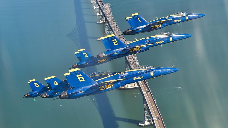 Pesawat F/A-18 Hornet milik Blue Angels Pesawat F/A-18 Hornet milik Blue Angels
