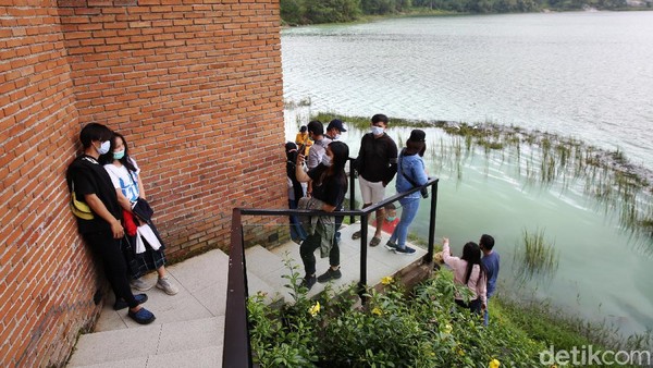 Di sepanjang sisi danau traveler bisa berfoto dan menikmati hawa sejuk.