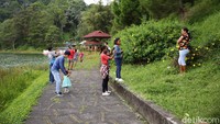 Sisi danau telah diberi paving blok yang memudahkan traveler untuk menikmati keindahan Linow.