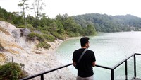 Pengunjung sedang menikmati pemandangan di kawasan Danau Linow.