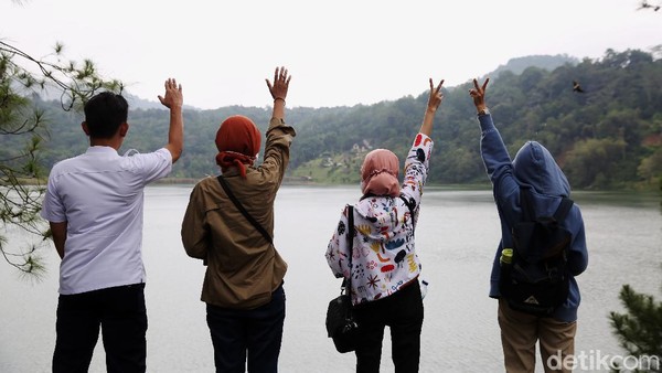 Sejumlah pengunjung sedang menikmati keindahan danau yang terletak di Tomohon tersebut.