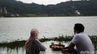 Terletak di Kota Tomohon, sekitar 1,5 jam perjalanan darat dari pusat kota Manado.