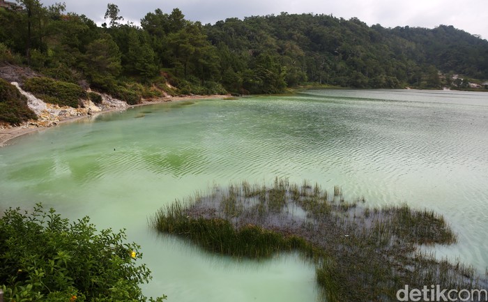 Warga berwisata di Danau Linow, Tomohon, Sulawesi Utara. Provinsi Sulut dikenal dengan keindahan alamnya, seperti Taman Nasioal Bunaken sudah lama tersohor dan Juga ada Likupang Namun tak hanya Bunaken, ada juga lokasi lainnya seperti danau vulkanik yang eksotis, yaitu Danau Linow.