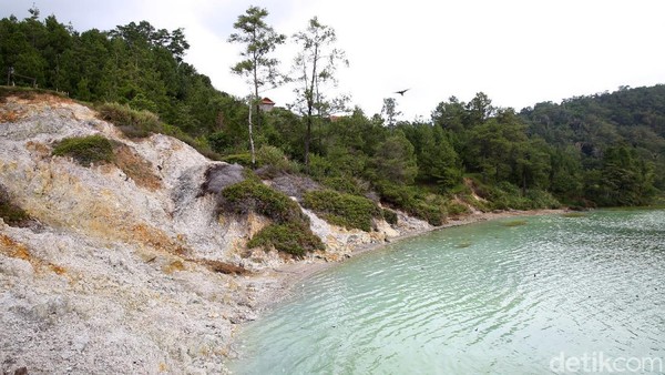Saat memasuki kawasan danau vulkanik ini, traveler akan mencium bau belerang yang ada di sekitaran danau. Saat memasuki kawasan danau vulkanik ini, traveler akan mencium bau belerang yang ada di sekitaran danau.